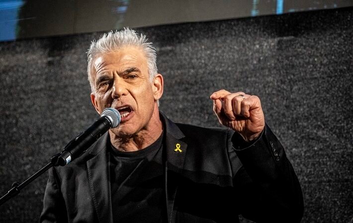 لابيد: التصويت لنتنياهو يعني دولة عنيفة ومكروهة عالميا