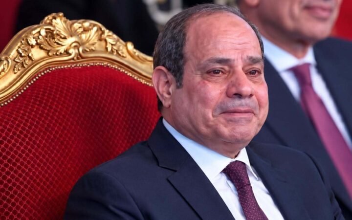 مشهد مؤثر يجمع السيسي ومدبولي بعد كلمات طفل عن سنوات الحرمان (فيديو) 