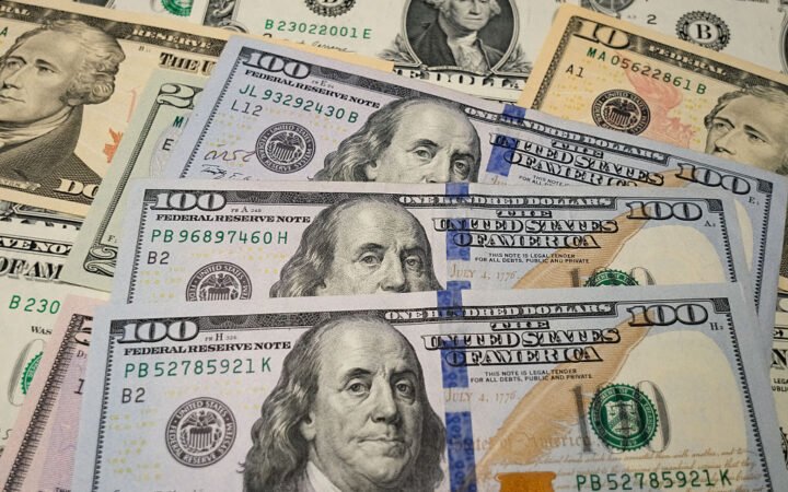 العراق يتوقع وصول مليار دولار نقدا من الاحتياطي الفيدرالي لخفض سعر الصرف في السوق الموازية