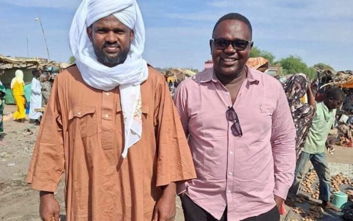 ظهور مثير لقيادي في حزب الأمة السوداني بزي الدعم السريع