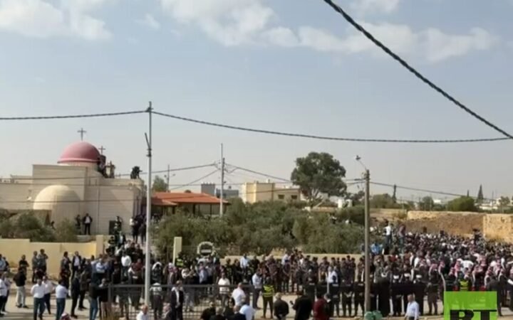 شهد الأردن، اليوم الأحد، توافداً شعبياً واسعاً إلى قرية حمود في محافظة الكرك، للمشاركة في مراسم تشييع جثامين شهداء الهجوم الإرهابي على الكنيسة، وعددهم تسعة.
