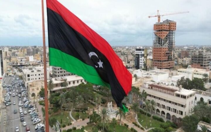 علم ليبيا يرفرف عاليا في قلب بنغازي