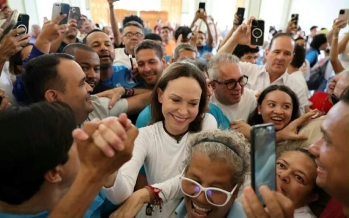 ماريا كورينا ماتشادو تعود إلى فنزويلا بعد نحو عام في المنفى