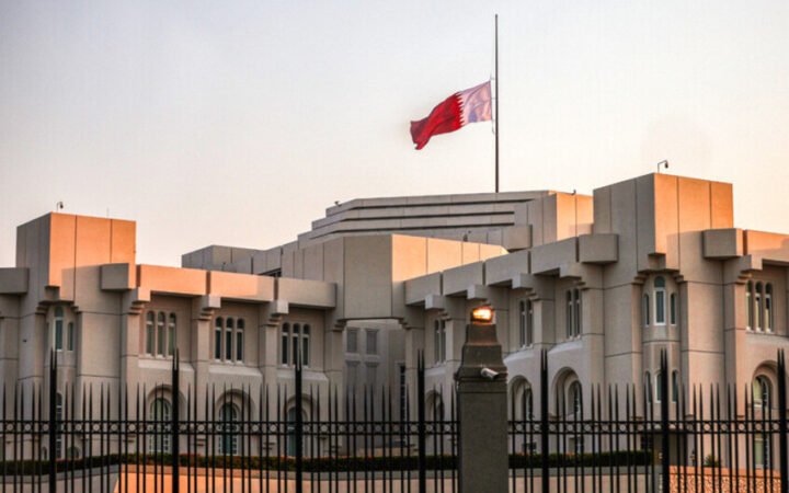 علم دولة قطر يُرفع بنصف تنكيس فوق الديوان الأميري في الدوحة