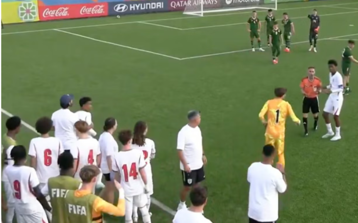 منتخب إنجلترا يغادر أرض الملعب إثر تعرضه لإساءات عنصرية في مونديال الناشئين