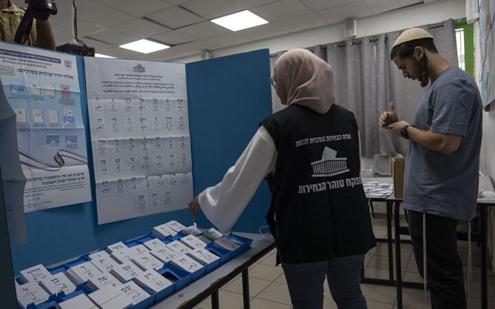 مركز "عدالة" في إسرائيل: نقص في أوراق الاقتراع باللغة العربية في مراكز التصويت
