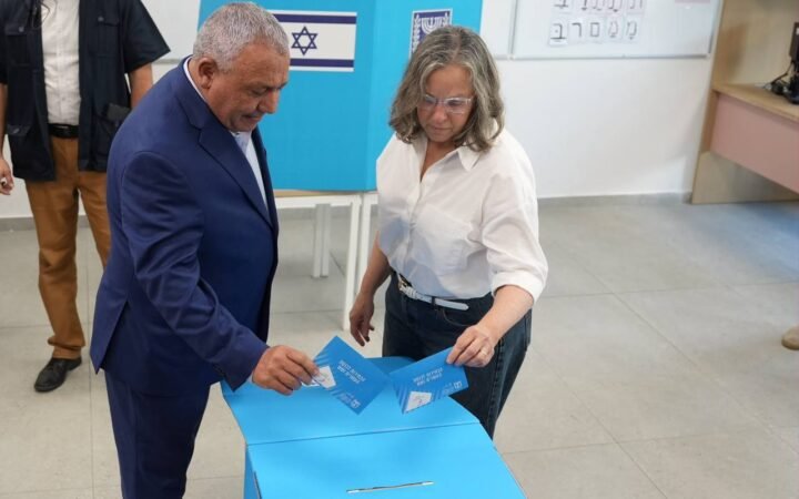 إسرائيل تتأرجح على حافة فرز الأصوات.. أرقام تتغير لحظة بلحظة والحسم يؤجل للخميس وحصاد تاريخي للعرب