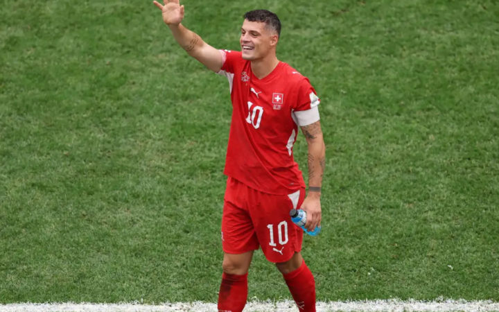بعد التغيب عن 4 مباريات بسبب قضية التزوير.. تشاكا يعود لقيادة منتخب سويسرا