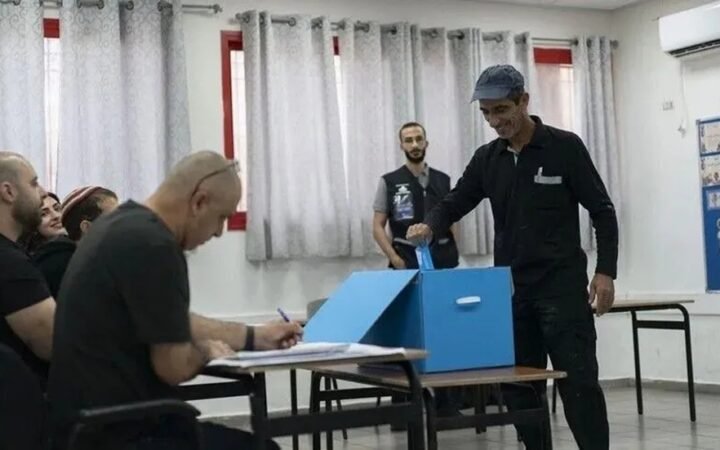 عينات الانتخابات الإسرائيلية: تقدم معسكر آيزنكوت دون أغلبية و18 مقعدا للأحزاب العربية