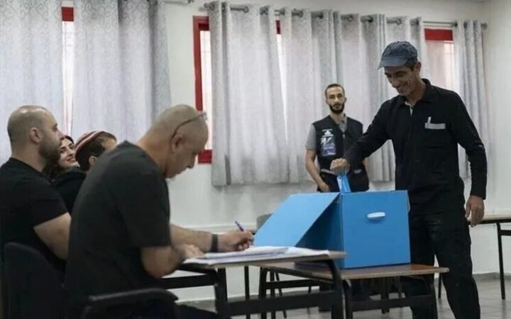 عينات الانتخابات الإسرائيلية: تقدم معسكر آيزنكوت دون أغلبية و18 مقعدا للأحزاب العربية
