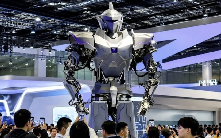 بطول 4 أمتار.. روبوت صيني يتحدى القدرات البدنية للبشر