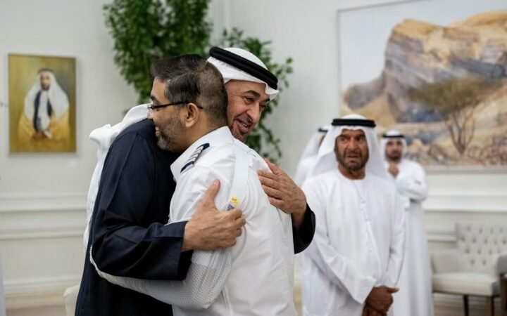 بعد محاولة الاختطاف.. رئيس الإمارات يكرم طاقم رحلة "فلاي دبي" ويمنحهم وسام زايد الثاني