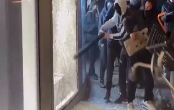 زجاج "صيني" يتحول إلى ترند خلال الاحتجاجات الفرنسية