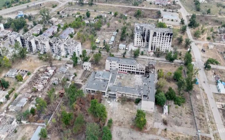مبان مدمرة في مدينة أليشكي بمقاطعة خيرسون جراء القصف الأوكراني