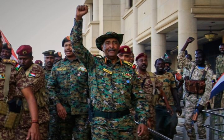 وزير سوداني سابق: ما يجري في بلادنا مؤامرة دولية وإسرائيل تقف وراء مخطط القبض على البرهان أو قتله