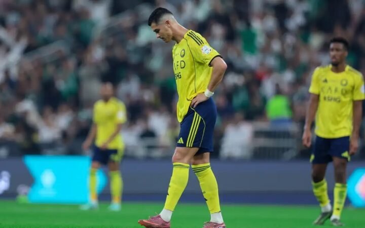"أحمد عطيف يمكنه تسجيلها وهو مصاب بتمزق".. أسطورة الهلال السعودي يقلل من قيمة "هاتريك" رونالدو