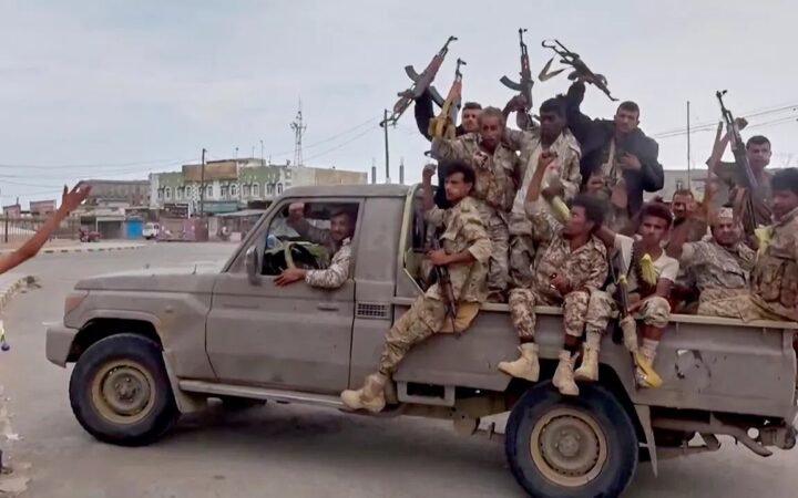 الجيش اليمني: الحوثيون يشنون هجوما صاروخيا على مطار عدن وقصر المعاشيق