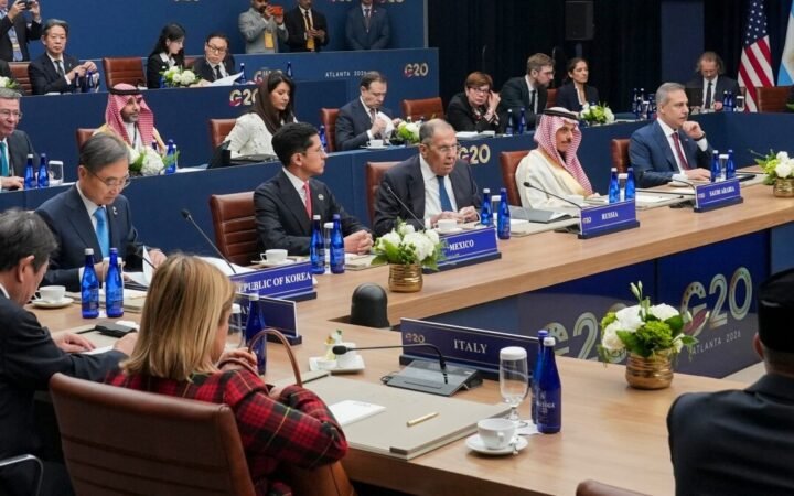 لافروف: على زيلينسكي القدوم إلى موسكو للقاء بوتين ونضمن سلامته