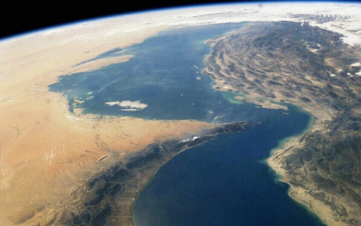 عُمان تجلي 25 من طاقم ناقلة نفط استهدفت قبالة مسندم قرب مضيق هرمز