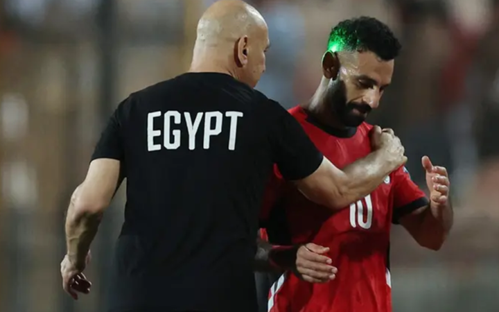 أول تحرك لرئيس اتحاد الكرة المصري لاحتواء أزمة صلاح وحسام حسن