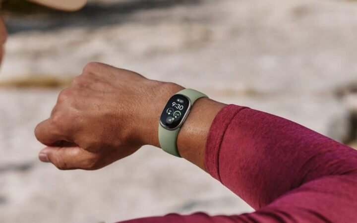 جوجل تكشف عن سوار Fitbit Edge.. شاشة OLED وبطارية تدوم أسبوعًا