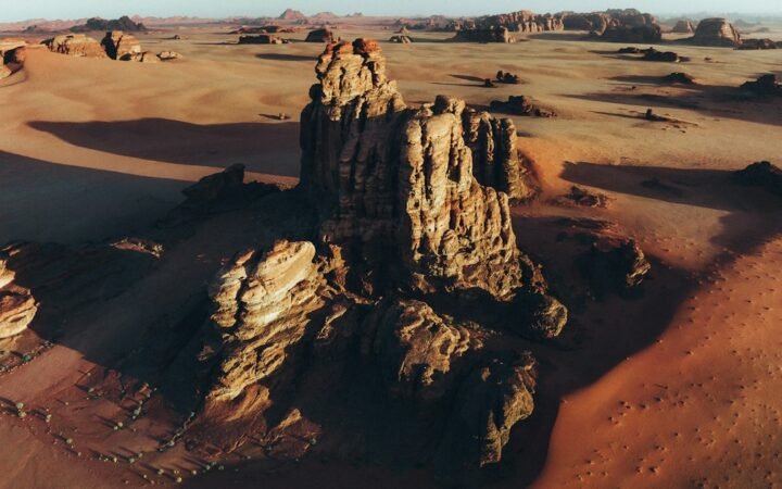 مشهد أرشيفي لهضاب صخرية في صحراء حسمى شمال غرب السعودية، صورة تعبيرية عن حماية الموارد الطبيعية