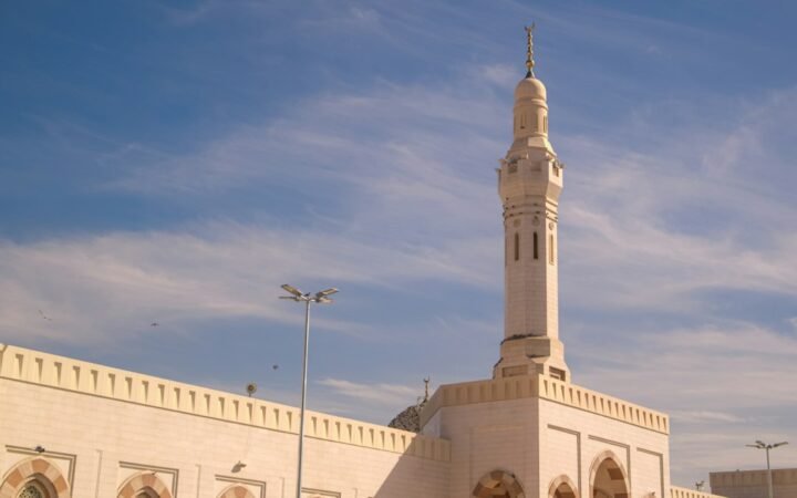 صورة أرشيفية لمسجد في السعودية، تصوير Teuku Muhammad Farras Deyarabi عام 2024، وليست توثيقًا للقرار الحكومي الصادر في 2026
